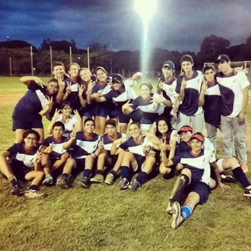 BICAMPEONAS. Las chicas de Indias lograron su segundo título consecutivo. SOFTBOL TUCUMAN