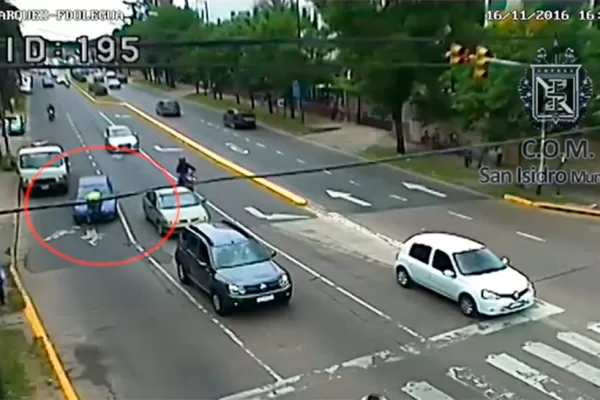 Una mujer arrastró 400 metros en el capó de su auto a un agente de tránsito