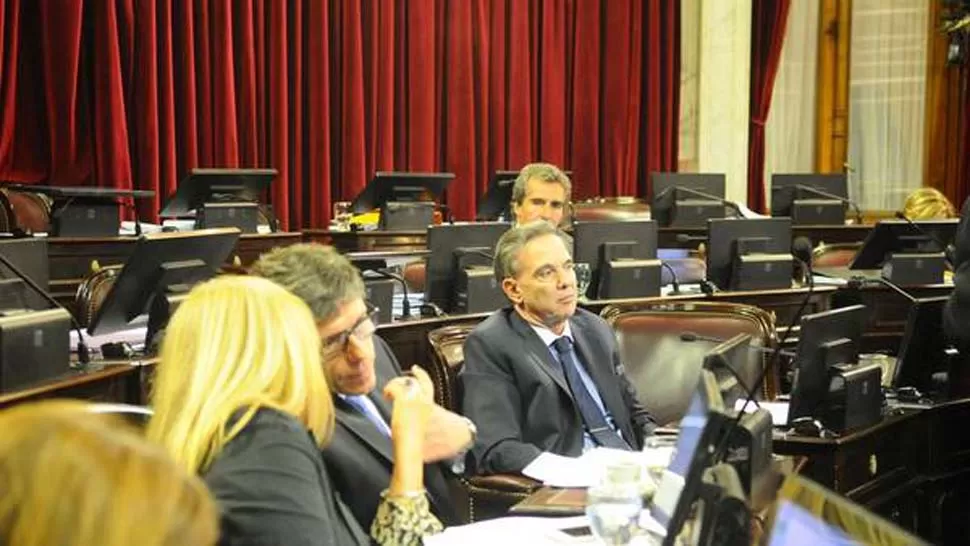 SENADO. Juan Manuel Abal Medina y Miguel Pichetto en la sesión de esta tarde. FOTO TOMADA DE CLARÍN.