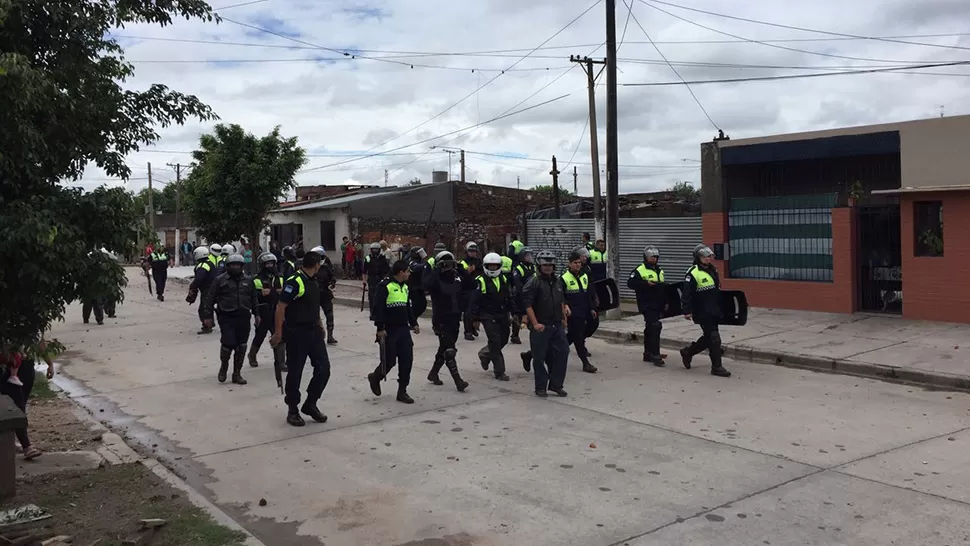 FURIA EN LA COSTANERA. La gente atacó a con piedras a los policías, que respondieron con balas de goma. LA GACETA / FOTO DE ÁLVARO MEDINA VÍA MÓVIL