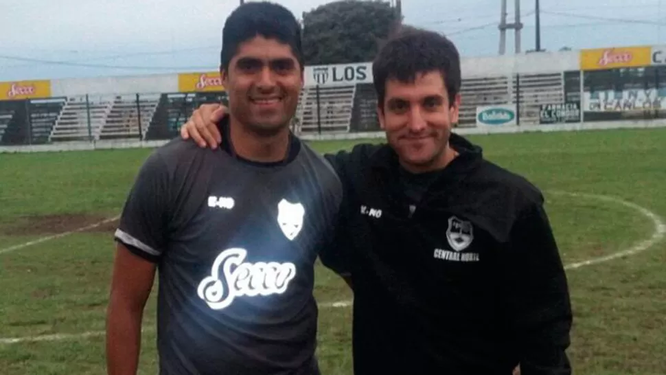 Brovi, a la derecha, en la cancha del club de sus amores.