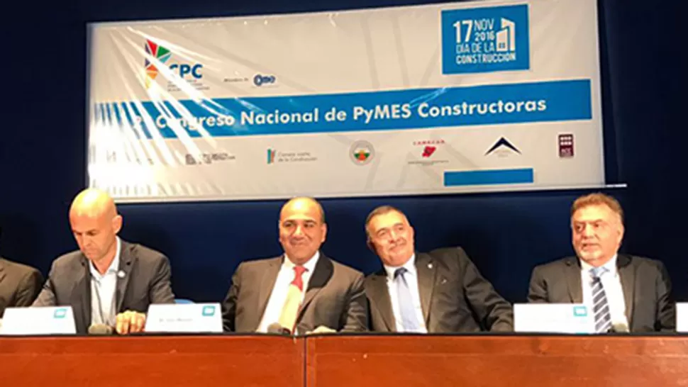 ACTO EN LA FET. Dietrich, a la derecha de Manzur, inauguró el segundo Congreso Nacional de Pymes Constructoras. FOTO TOMADA DE COMUNICACIONTUCUMAN.GOB.AR