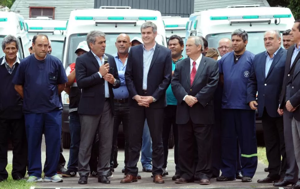 CON PEÑA. Cano entregó ayer 30 ambulancias para Corrientes, Misiones, Formosa, Jujuy y Santiago del Estero. prensa  plan belgrano