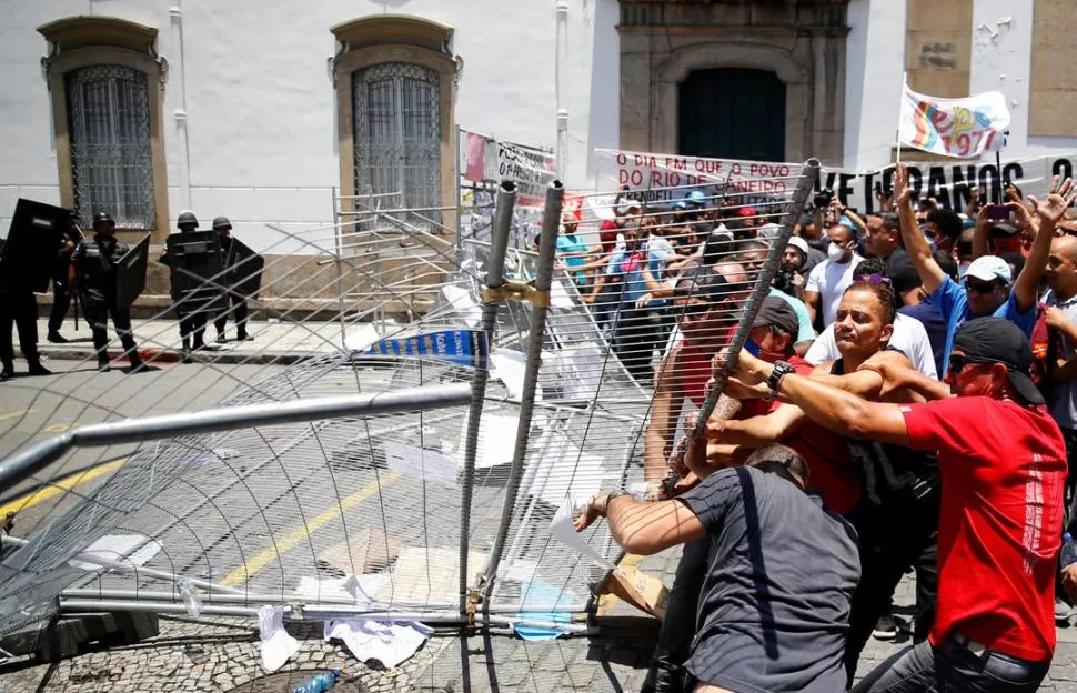 SIN VALLADO. La policía arrojó gas lacrimógeno para dispersar la revuelta. Reuters