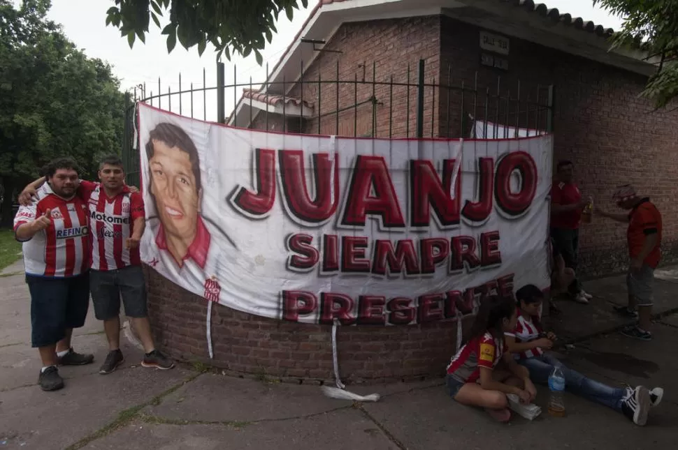 PREVIA. Minutos antes de entrar a la cancha, dos amigos de “Juanjo” posan para LG Deportiva, junto a una de las banderas. LA GACETA / FOTO DE DIEGO ARAOZ.-