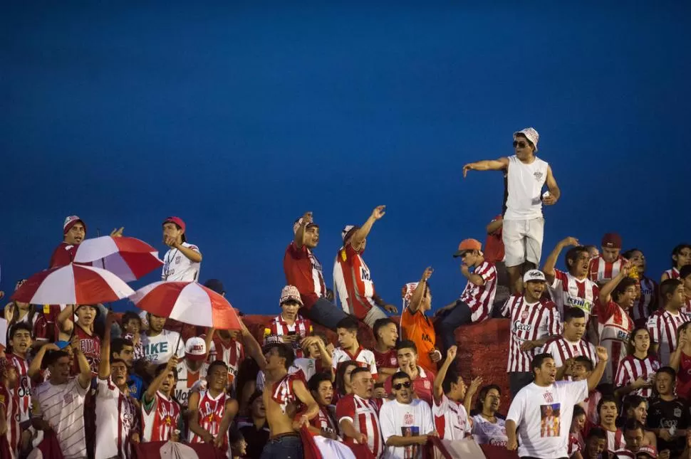 -UN MARCO IMPONENTE. En cada partido que el “Santo” juega de local, los hinchan de San Martín muestra su fidelidad luciendo los colores y llenando las tribunas sin importar la categoría ni el rival de turno. LA GACETA / FOTO DE  DIEGO ARAOZ .-