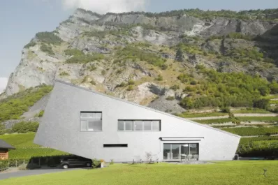 Una vivienda inclinada de 45 grados