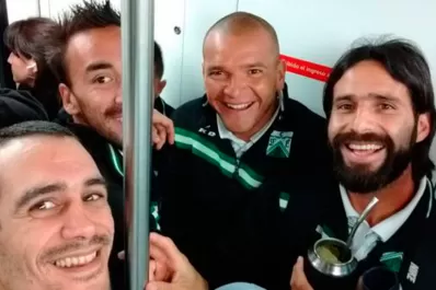 Jugadores de Ferro debieron tomar el subte para llegar al estadio de Caballito