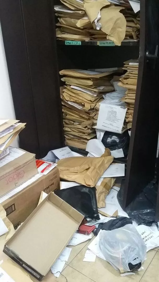 UN CAOS. Los empleados encontraron los expedientes y cajas desparramadas en el suelo de la fiscalía. la gaceta / foto de silvia de las cruces