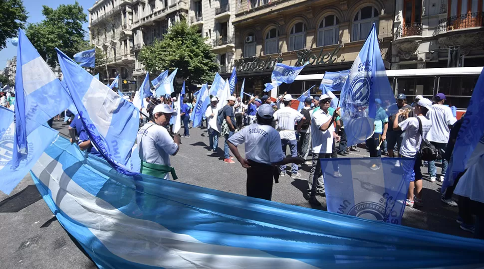 UNIÓN. Marcha de la CGT, CTA, y movimientos sociales por la emergencia social y contra los despidos. FOTO DE DYN.