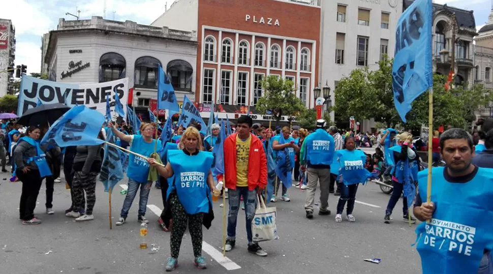 JORNADA. Organizaciones sindicales y sociales se movilizaron hoy a la plaza Independencia. 