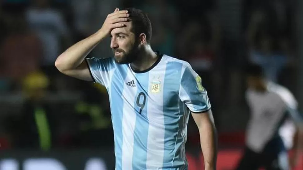 PONE EL PECHO. Higuaín se banca las críticas y apunta a levantar su nivel. dyn (ARCHIVO)