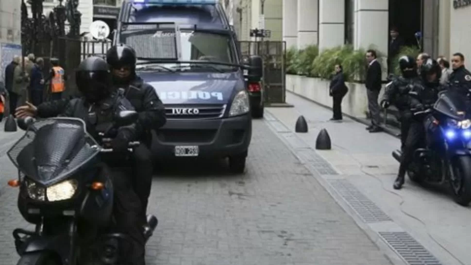 OPERATIVO. Detención de los oficiales. FOTO TOMADA DE CIUDADUNO.COM.AR 