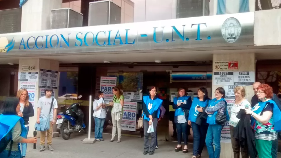 EN LA VEREDA. Adiunt se manifestó en pleno microcentro. TWITTER.COM/VERONICAKIROGA