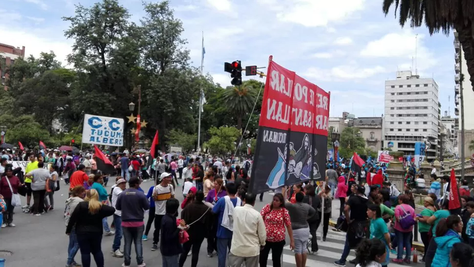 EN LA CALLE. Los manifestantes, además de la plaza, cortaron las avenidas frente a la Terminal de Ómnibus. LA GACETA / FOTO DE LUIS DUARTE VÍA MÓVIL