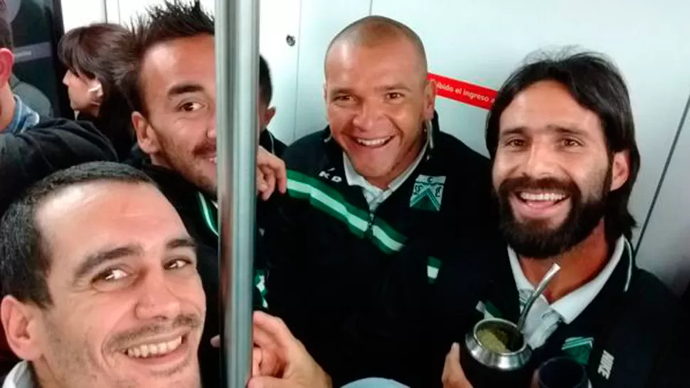 Jugadores de Ferro debieron tomar el subte para llegar al estadio de Caballito