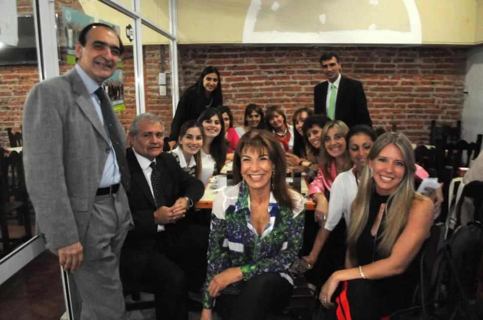 EN “DALMACIO”, EL BÚNKER DE SIEMPRE. El vice Juan Musi y Marcelo Billone, presidente electo, festejan con candidatos y adherentes del oficialismo. la gaceta / Fotos de José Nuno