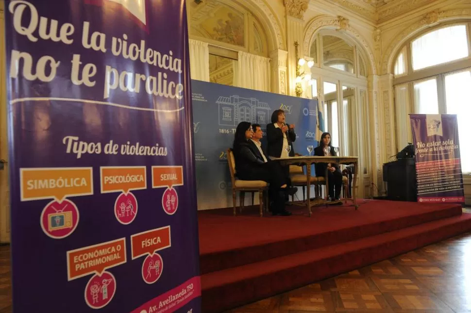 COMPROMISO. Fabiana Túñez (de pie), junto a María del Carmen Carrillo, Gabriel Yedlin y Eva Fontdevila. LA GACETA / FOTO DE FRANCO VERA .-