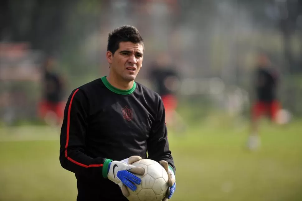 POR EL REGRESO. José Fernández superó una lesión y vuelve a ser titular en el arco de Almirante Brown. la gaceta / foto de diego aráoz (archivo)