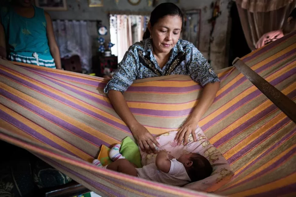 ZULEIMA Y MILAGROS. La bebé carece de lóbulos frontales y la conexión entre los dos hemisferios de su cerebro es anormalmente pequeña. Katie Orlinsky / The New York Times 