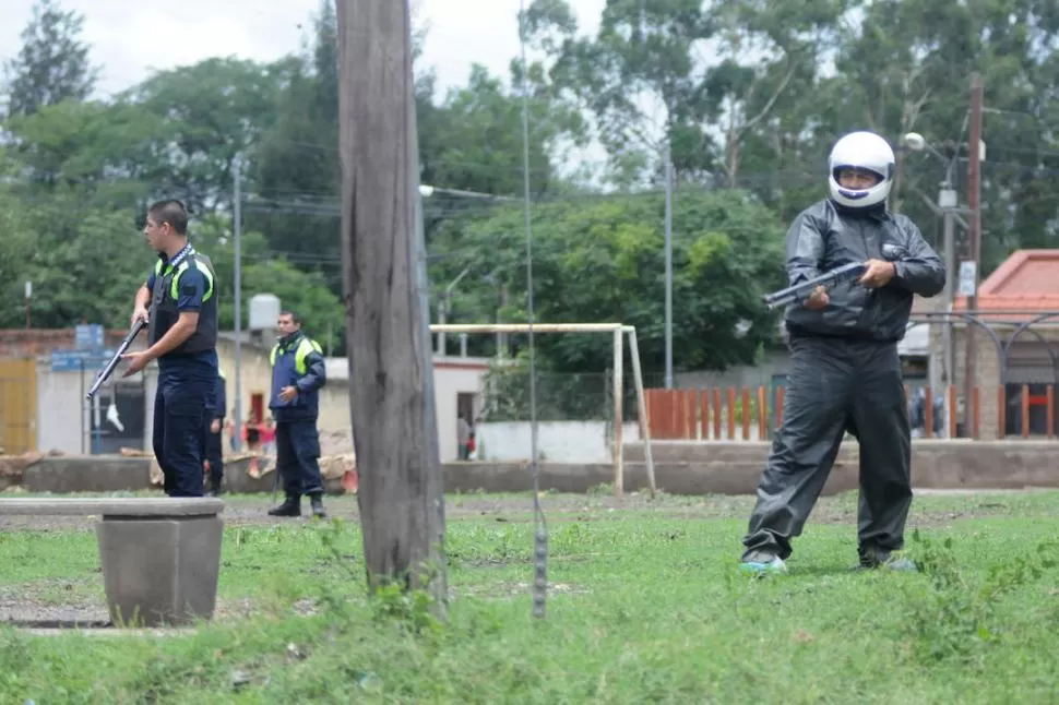 A LOS TIROS. Un policía sin el uniforme de la fuerza dispara su escopeta.