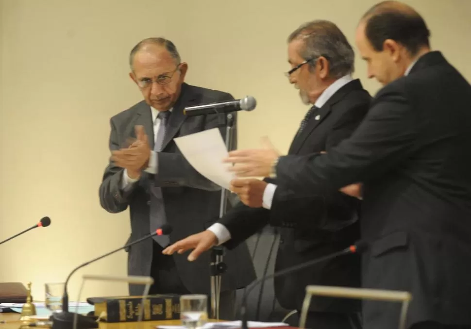 REPITE. Javier Aybar jura como presidente del Concejo, entre el secretario Ángel Néstor Varela (de frente) y el prosecretario legislativo Hernán Aras. la gaceta / foto de Antonio Ferroni