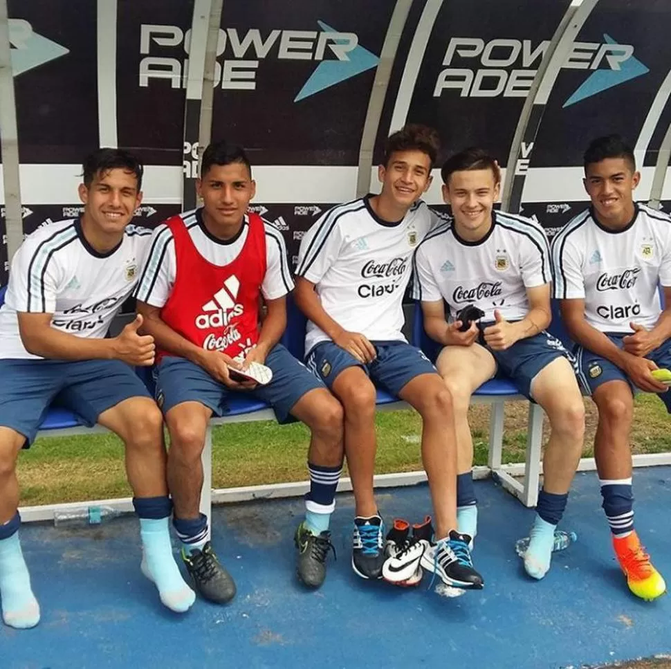 FELIZ. Cuello -primero desde la derecha- posa junto al resto de sus compañeros. twitter / tomascuello16