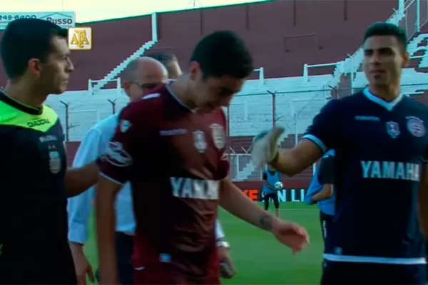 Almirón se fue llorando de la cancha tras recibir una patada de Canuto