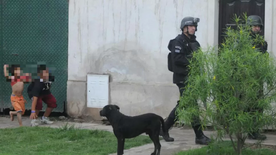 Un caos donde batallan niños contra policías