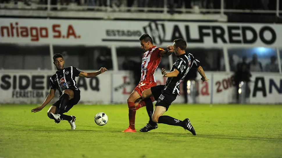 POCO FÚTBOL. El juego fue chato por lo que el 0 a 0 fue un reflejo de lo ocurrido durante los 90 minutos. LA GACETA / FOTO DE DIEGO ARÁOZ (ENVIADO ESPECIAL)