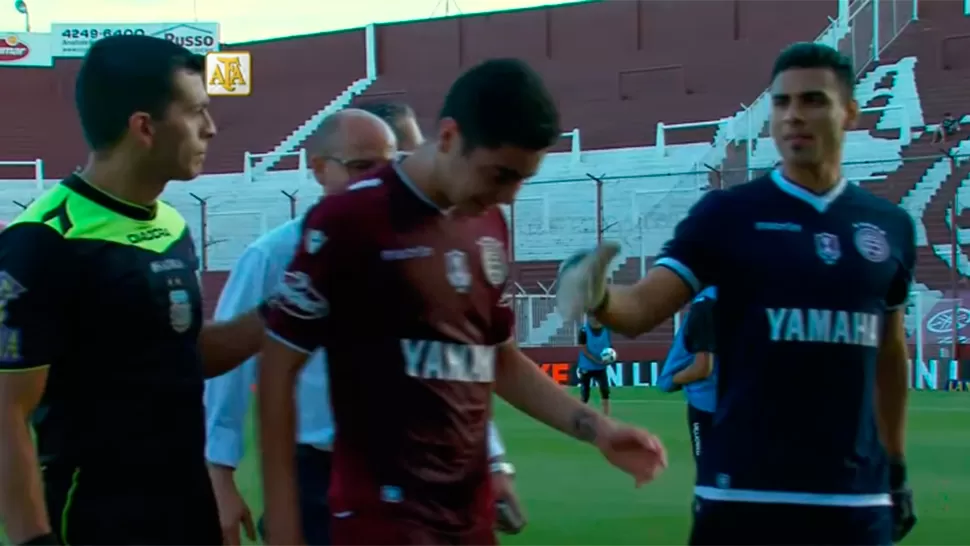 Almirón se fue llorando de la cancha tras recibir una patada de Canuto