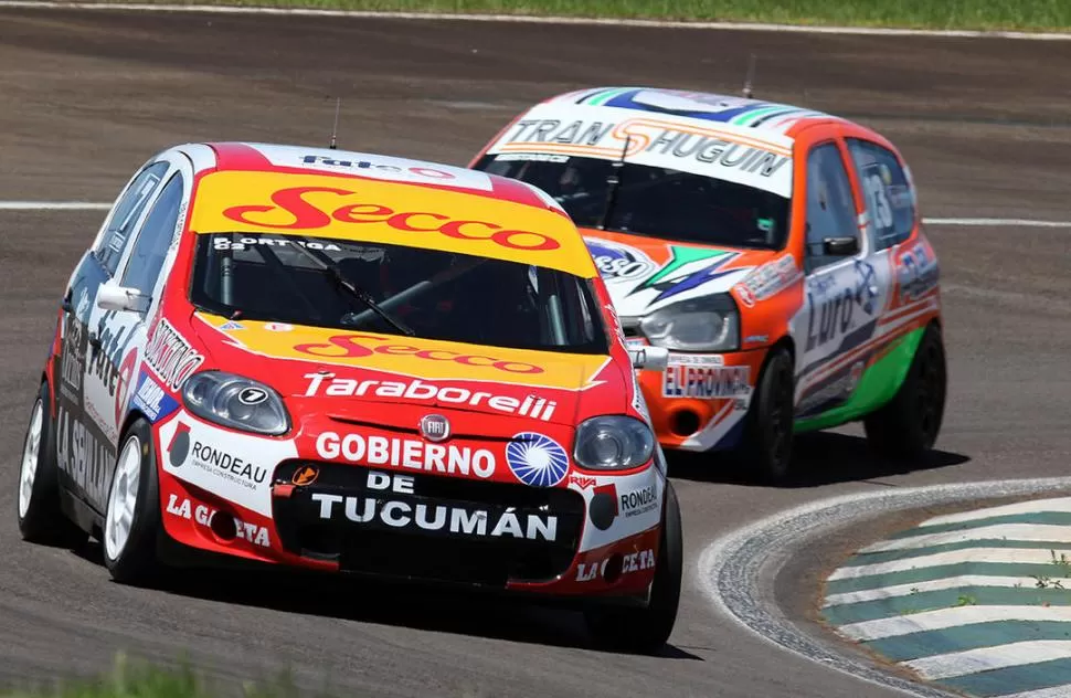 MUY CERCA. El Fiat Palio de Pablo Ortega transita la pista posadeña, seguido por el Renault Clio de “Maxi” Bestani. BH FOTOS