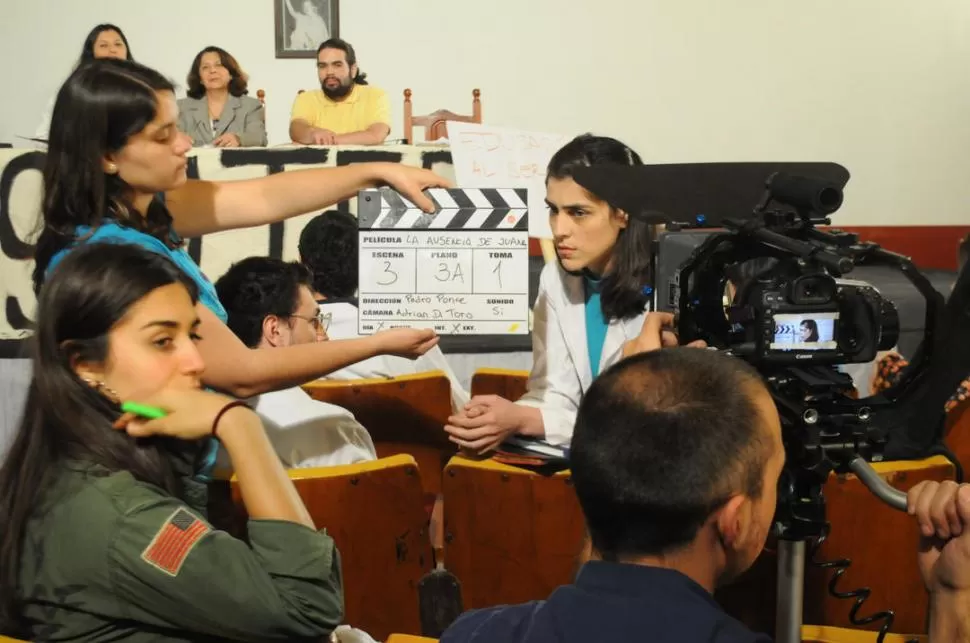 “ESCENA 3, PLANO 3A, TOMA 1”. En el salón de la Fotia comenzó a rodarse ayer “La ausencia de Juana”. LA GACETA / FOTO DE JOSÉ NUNO.-
