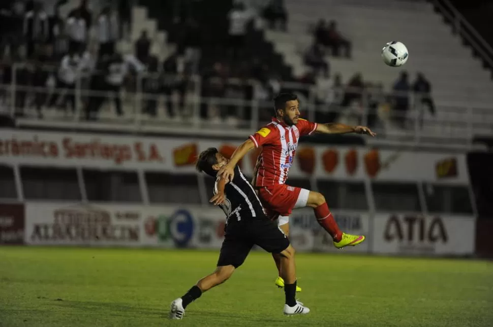 CUMPLIÓ. Briones, que le gana en el aire a Vega, redondeó un buen partido. El volante aportó mucha marca en el medio. la gaceta / foto de diego aráoz (enviado especial)