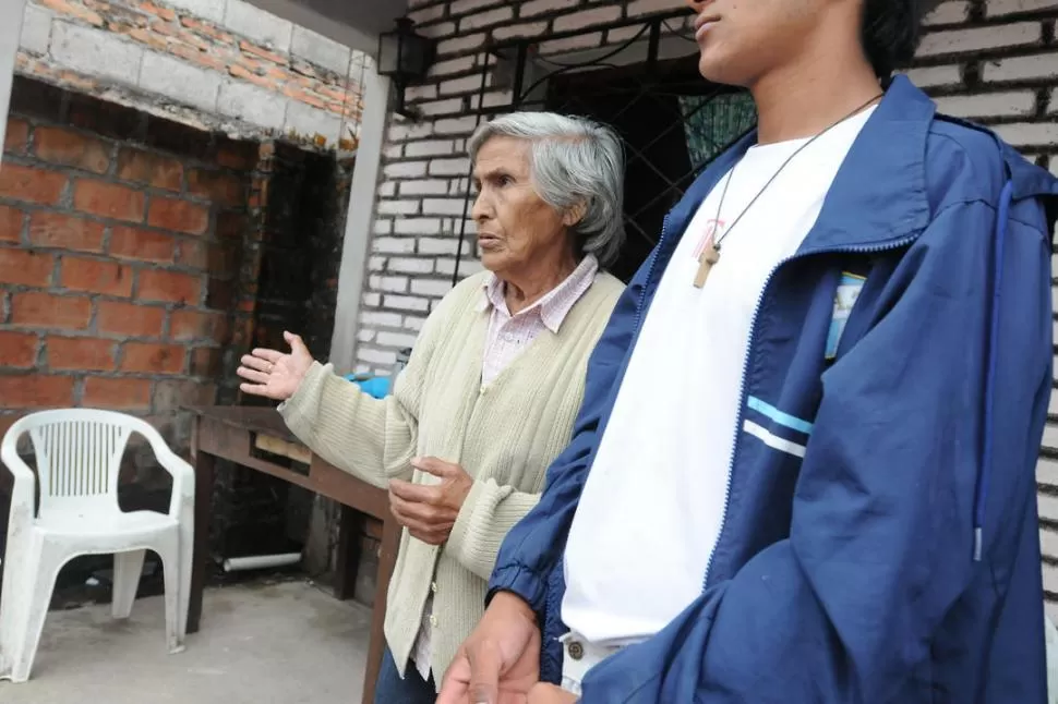 SU FAMILIA. La abuela y el hermano del muchacho asesinado. “A veces robaba para comprar droga”, señalaron. la gaceta / foto de Analía Jaramillo