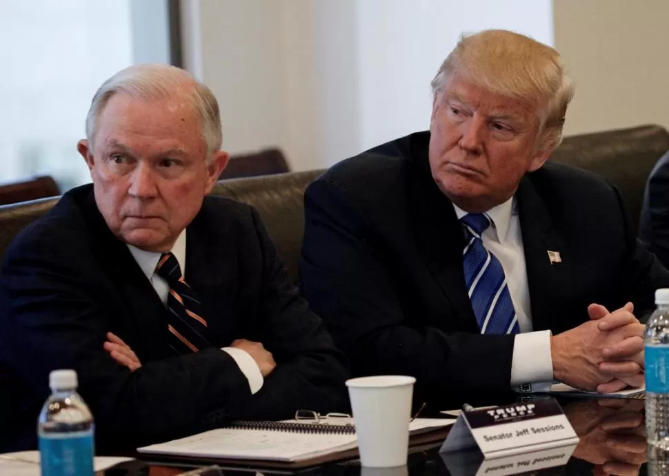 TOWER TRUMP. Sessions y Trump se reunieron en las oficinas que el magnate inmobiliario tiene en Nueva York. fotos de reuters