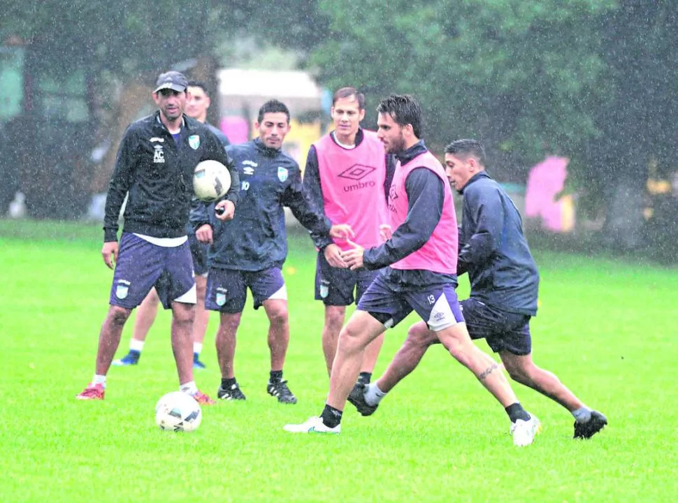 CONFIANZA. Ignacio Canuto, que busca la pelota durante una práctica pasada por agua, se tiene fe de cara al duelo de hoy. “Daremos todo para ganar”, sentenció. la gaceta / foto de hector peralta (archivo)