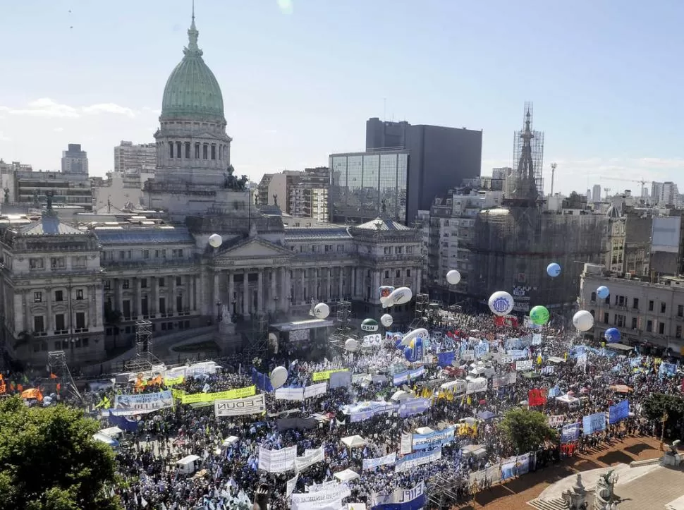 FRENTE AL CONGRESO. La central obrera movilizó una multitud. fotos dyn