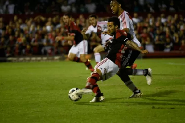 Con un polémico penal, Newell's derrotó a River y se subió al segundo puesto