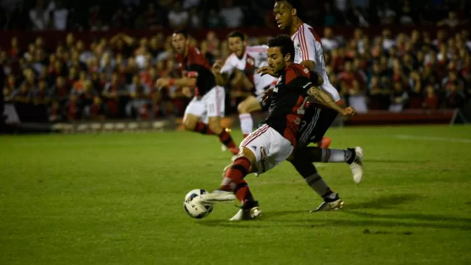 Con un polémico penal, Newell's derrotó a River y se subió al segundo puesto