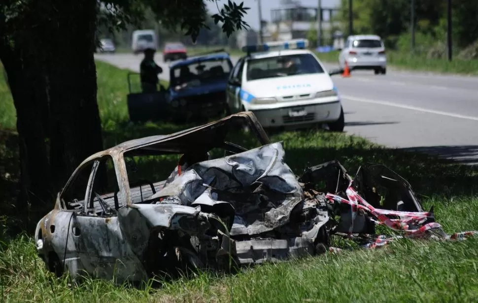 MUY RECIENTE. A principios de mes, un auto embistió a una rastra en la ruta 307. El conductor murió calcinado. LA GACETA / FOTO DE OSVALDO RIPOL.-