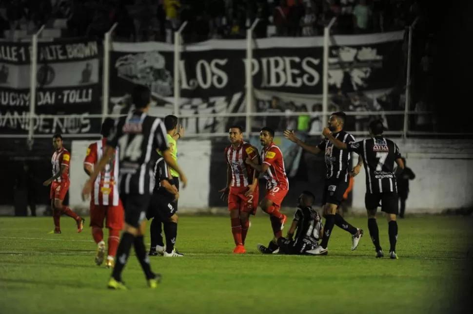 PARA EL ELOGIO. Así fue la tarea que le cupo a Alexis Ferrero en el partido del viernes. El santafesino sacó a relucir toda su capacidad de mando en la zaga “Santa”. LA GACETA / FOTO DE DIEGO ARÁOZ (ENVIADO ESPECIAL)