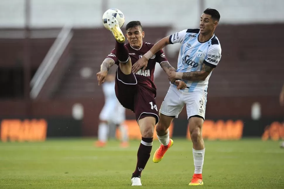 LO ANULARON. Herrera se anticipa a la llegada de un Zampedri que nunca encontró alternativas para lastimar a la zaga local. foto de matías napoli escalero (especial para la gaceta)
