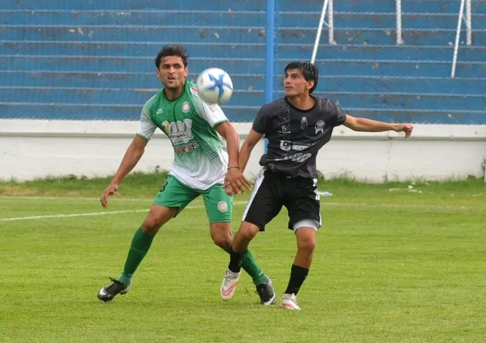 POR ACÁ NO PASÁS. Saavedra (de Concepción FC) se anticipa a Montiglio (de San Jorge) y logra despejar el peligro. LA GACETA / FOTO DE Antonio Ferroni