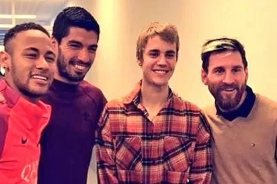 Justin Bieber posó con Messi y mostró sus aptitudes como futbolista