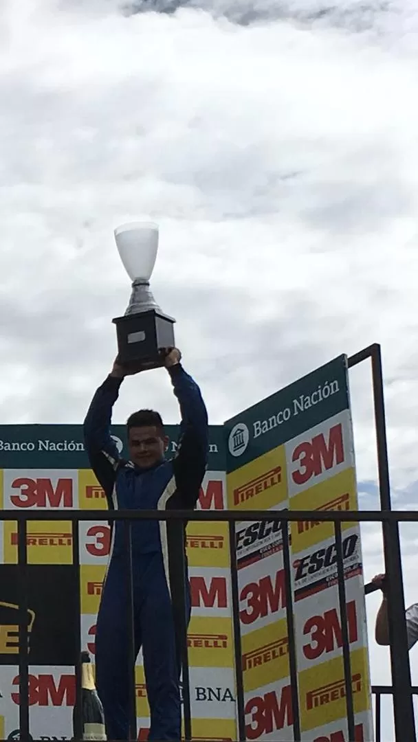 CON EL TROFEO. Braian Reinoso cambió de equipo y consiguió un gran resultado. gebntileza de eduardo reinoso