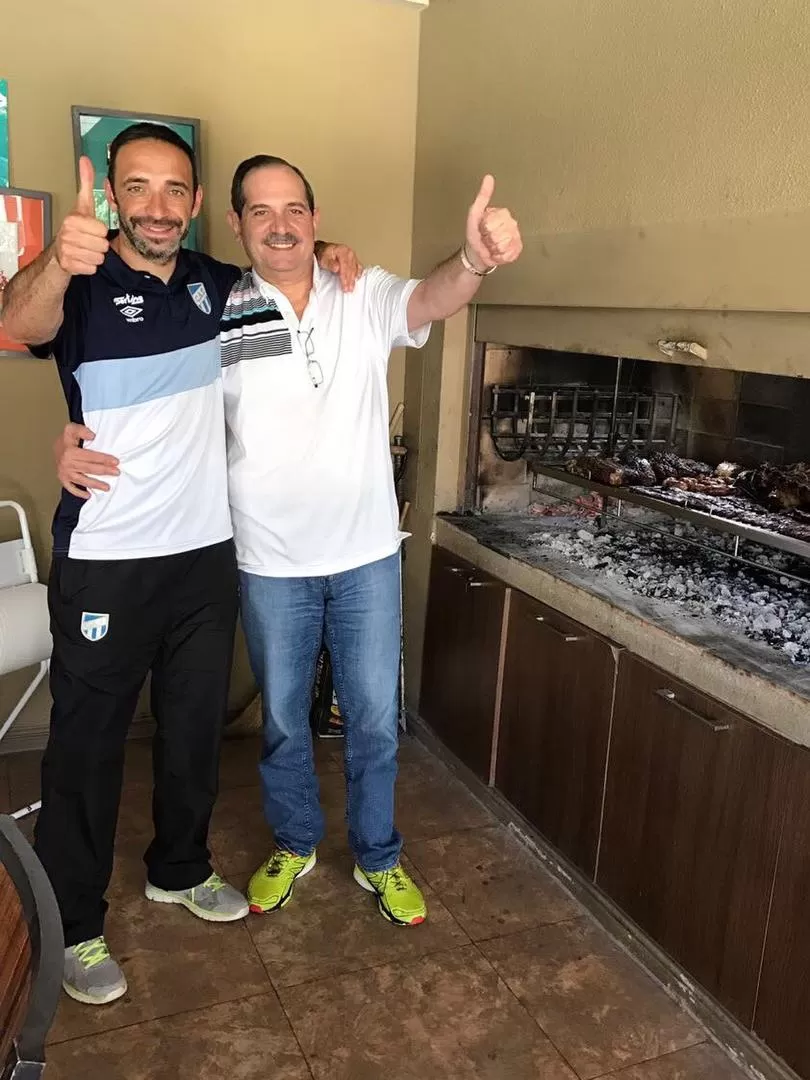 ASADO DE DESPEDIDA. El ex gobernador José Alperovich agasajó al ahora ex DT de Atlético con un almuerzo en su casa. twitter / josé alperovich