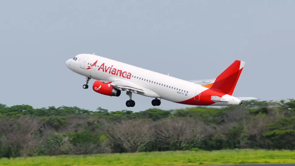 AVIANCA. Un avión de la aerolínea colombia, en pleno despegue. FOTO TOMADA DE MODOCHARLIE.COM