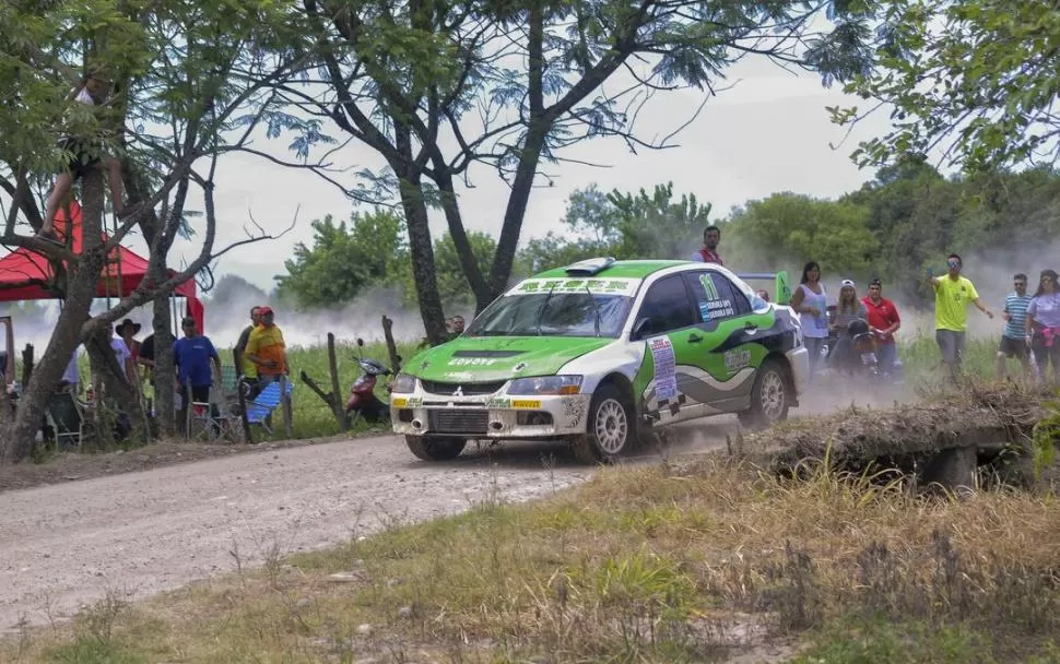 EN LA CIMA. Enzo Servili, navegado por Fernando Tosi, logró su tercer podio consecutivo en tres carreras con el Mitsubishi. la gaceta / foto deosvaldo ripoll 