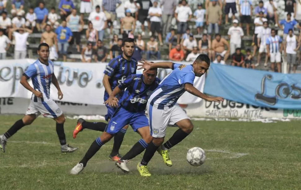 NO ALCANZÓ. Dip, de Marapa, se lleva la pelota ante Montiel, de Atlético.  la gaceta / foto de osvaldo ripoll